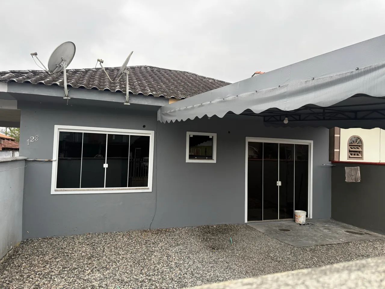 Alugo casa no Iririú 