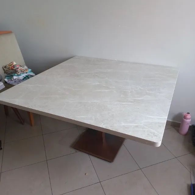 Mesa de jantar quadrada