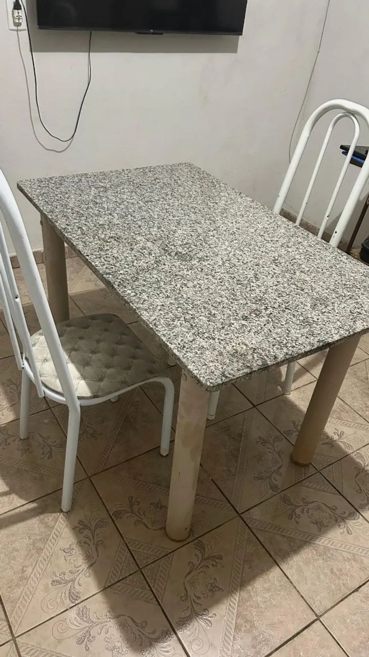 Mesa com 5 cadeiras 