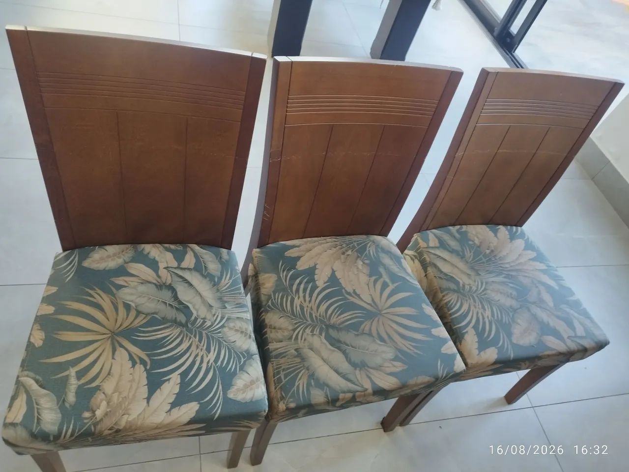 Linda mesa de jantar com seis cadeiras - Foto 4