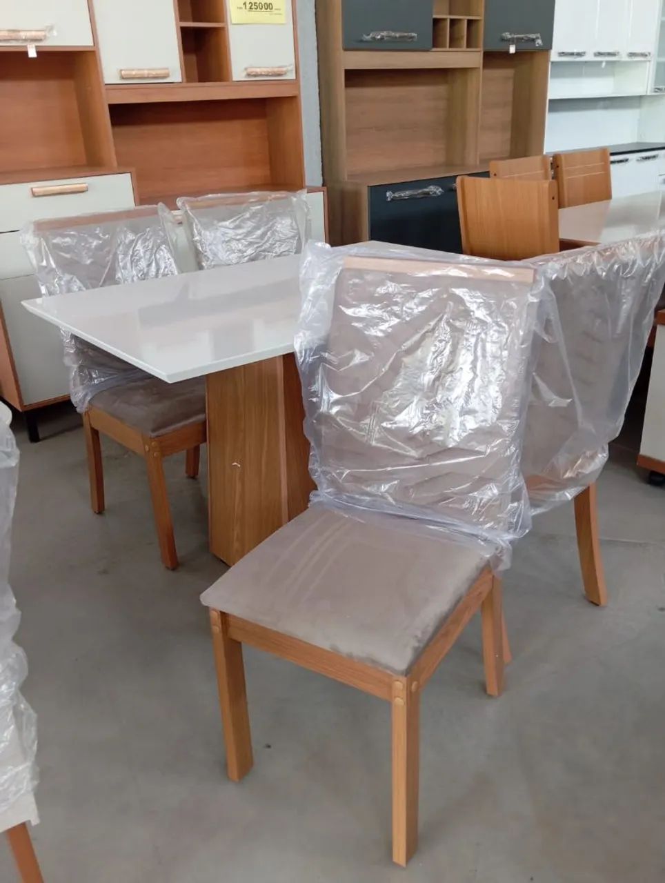 JOGO DE MESA DE JANTAR COM 4 CADEIRAS NOVA  - Foto 2