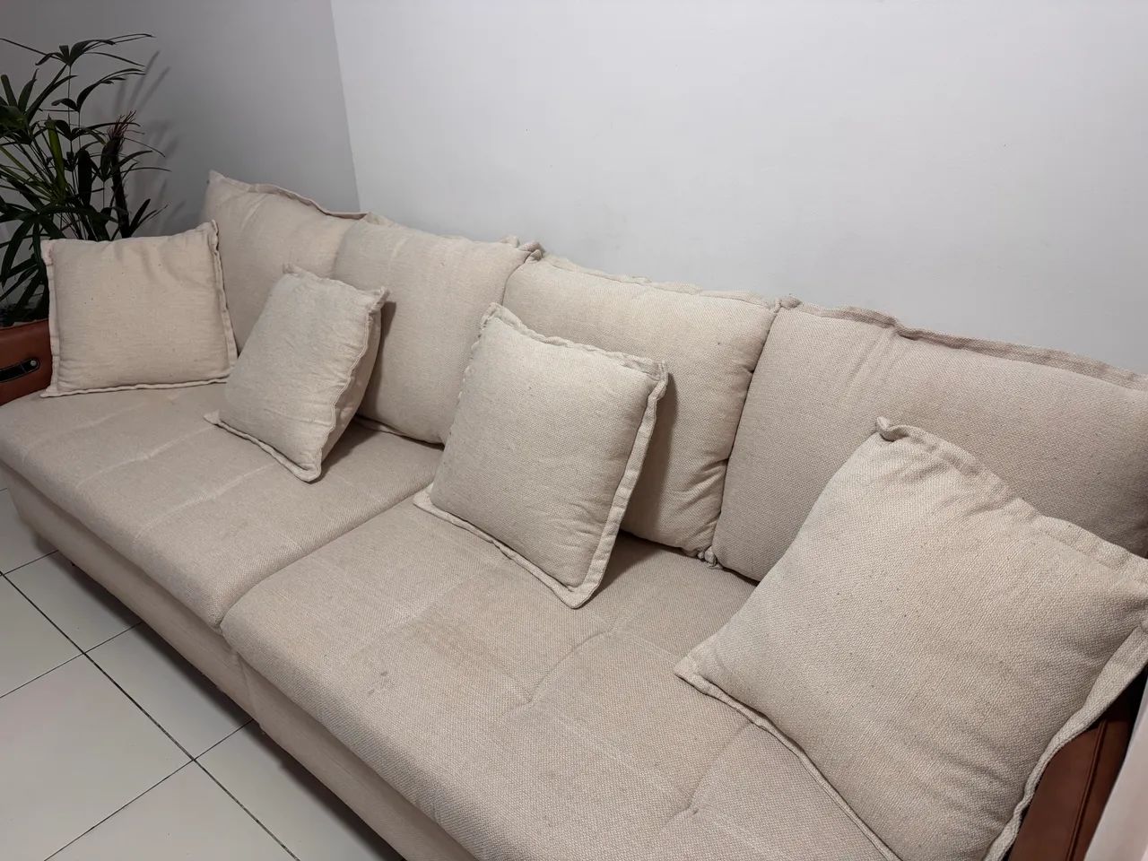 Sofá 2,60m Bege em Linho + Courino Caramelo - Foto 2