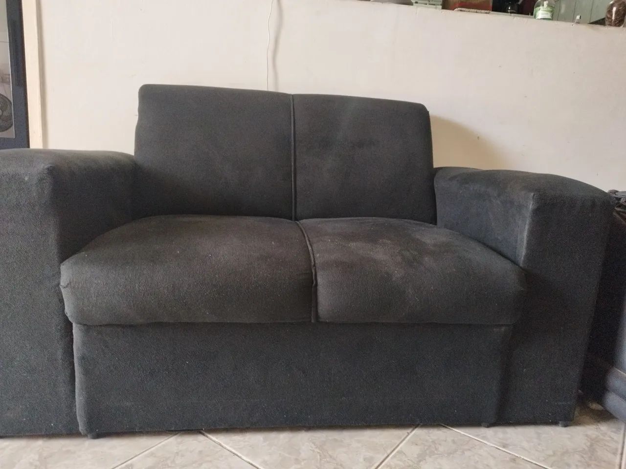 Vendo 2 sofás pretos muito confortáveis  - Foto 4