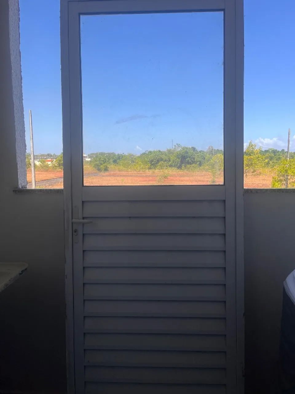 Porta de alumínio branco com vidro. - Foto 3