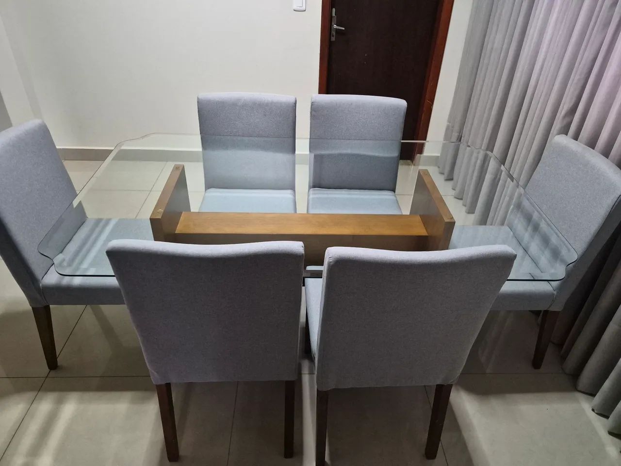 Mesa com tampo de vidro com 6 cadeiras 