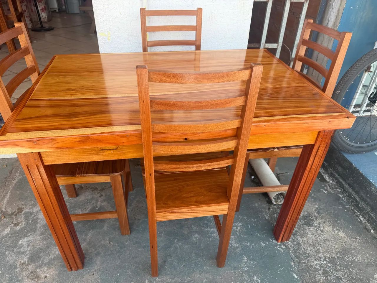 Mesa 4 cadeiras com borda grossa em madeira  - Foto 3