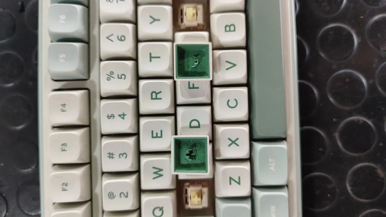 Teclado mecânico Royal Kludge R75 - Foto 4