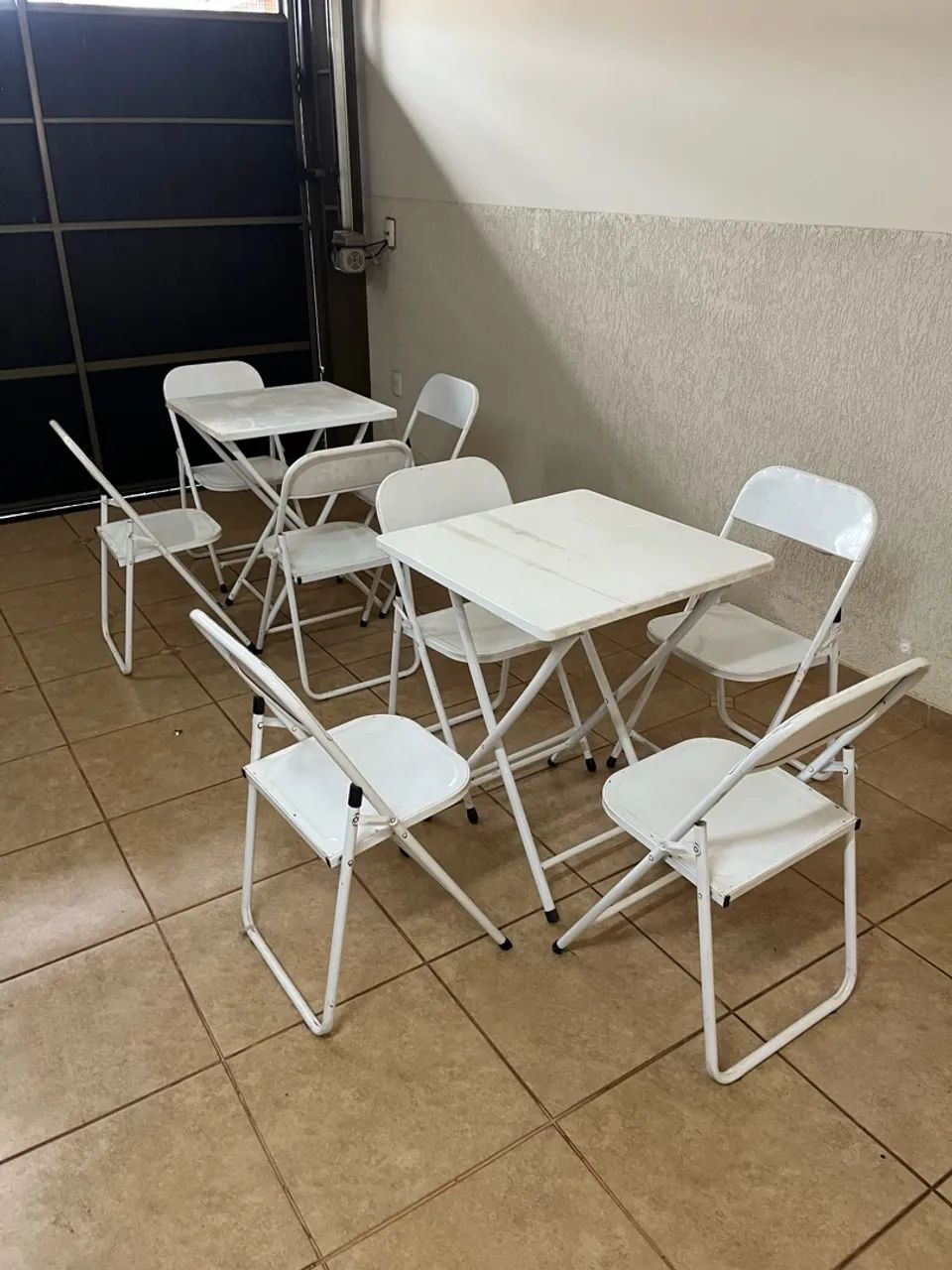 2 jogo de mesa com 8 cadeiras 