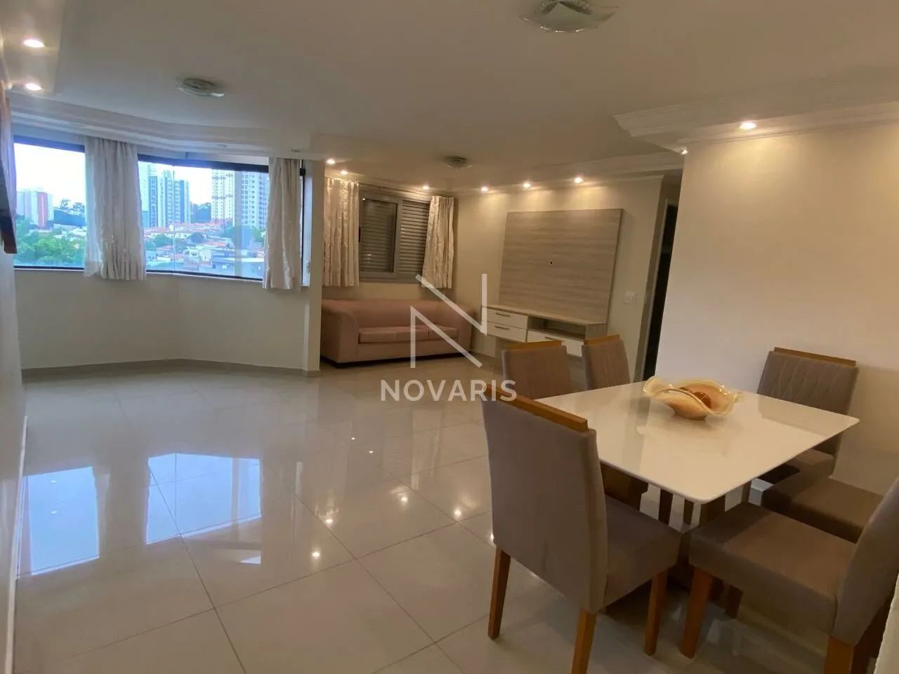 Apartamento na rua Sócrates com três quartos