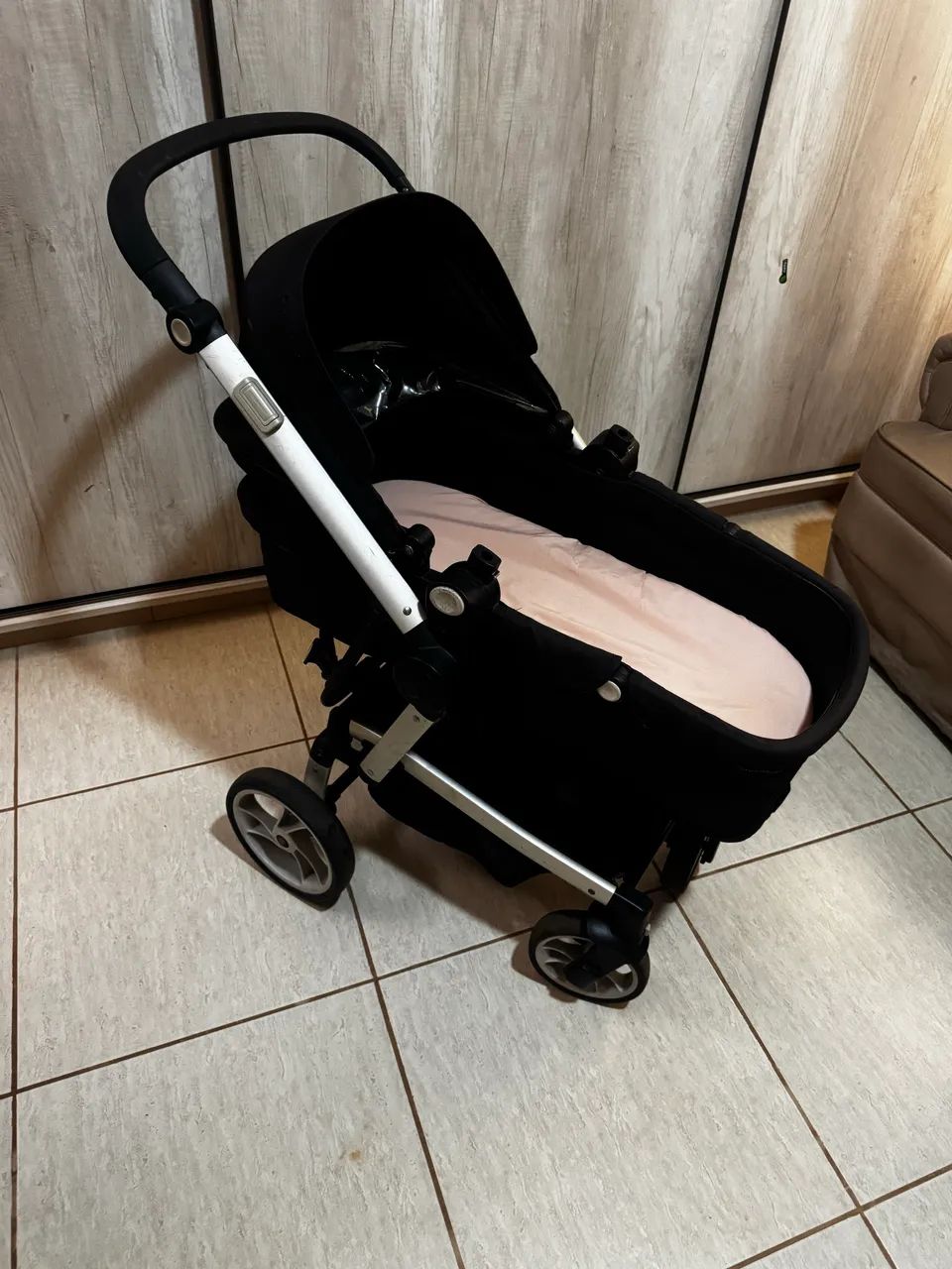 Carrinho de bebê Moisés com bebê conforto