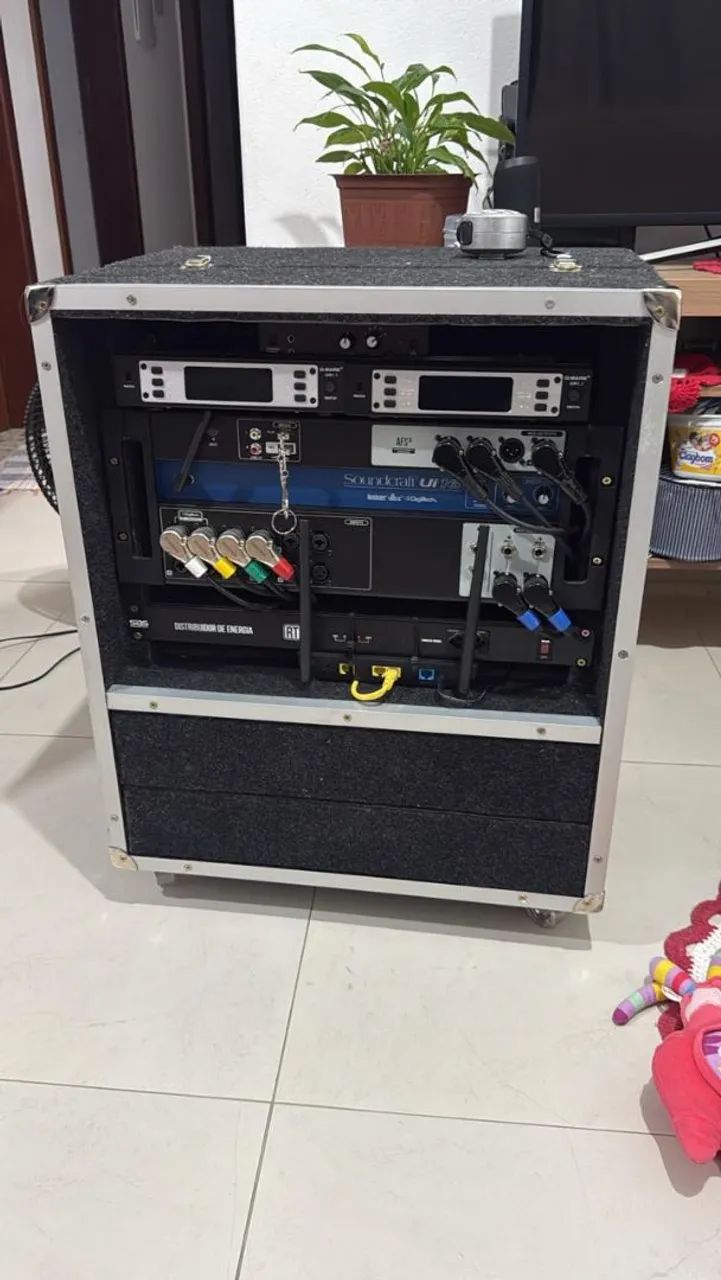 Hack com equipamentos de som montado