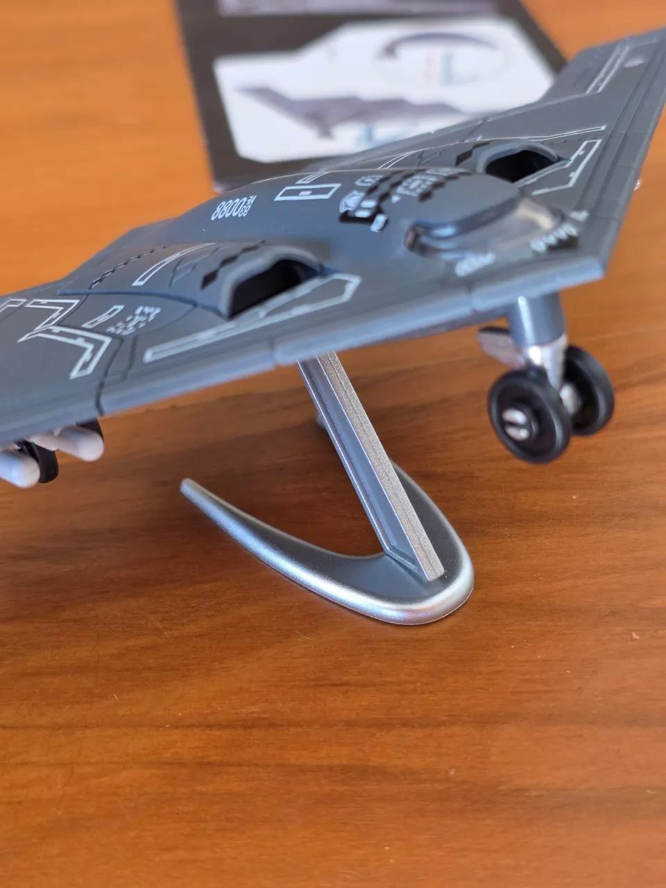 Miniatura B-2 Spirit Stealth Bomber 1:200 - Foto 4