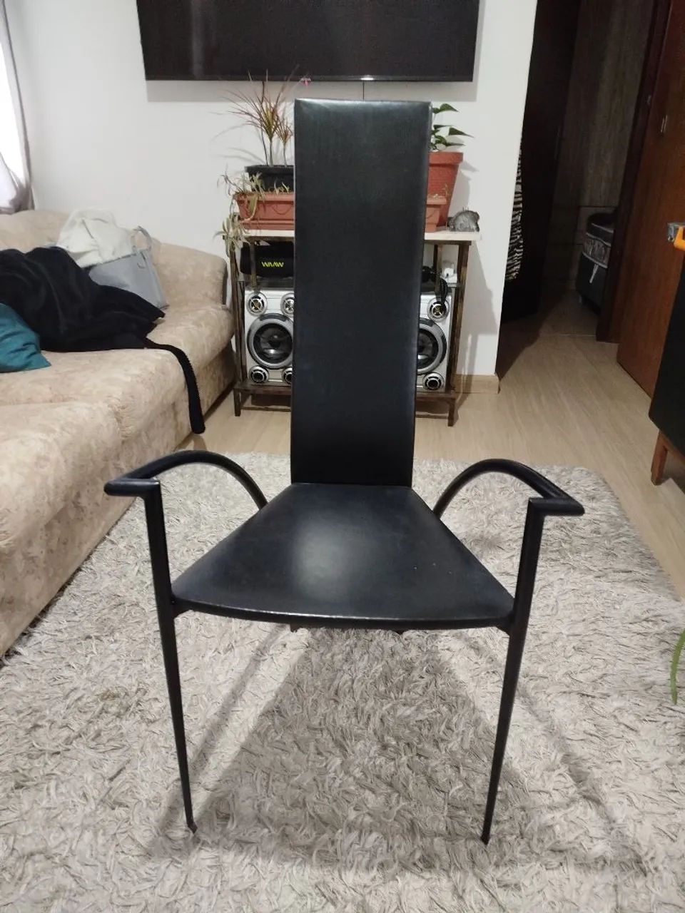 Vendo Cadeira estilosa em couro e metal
