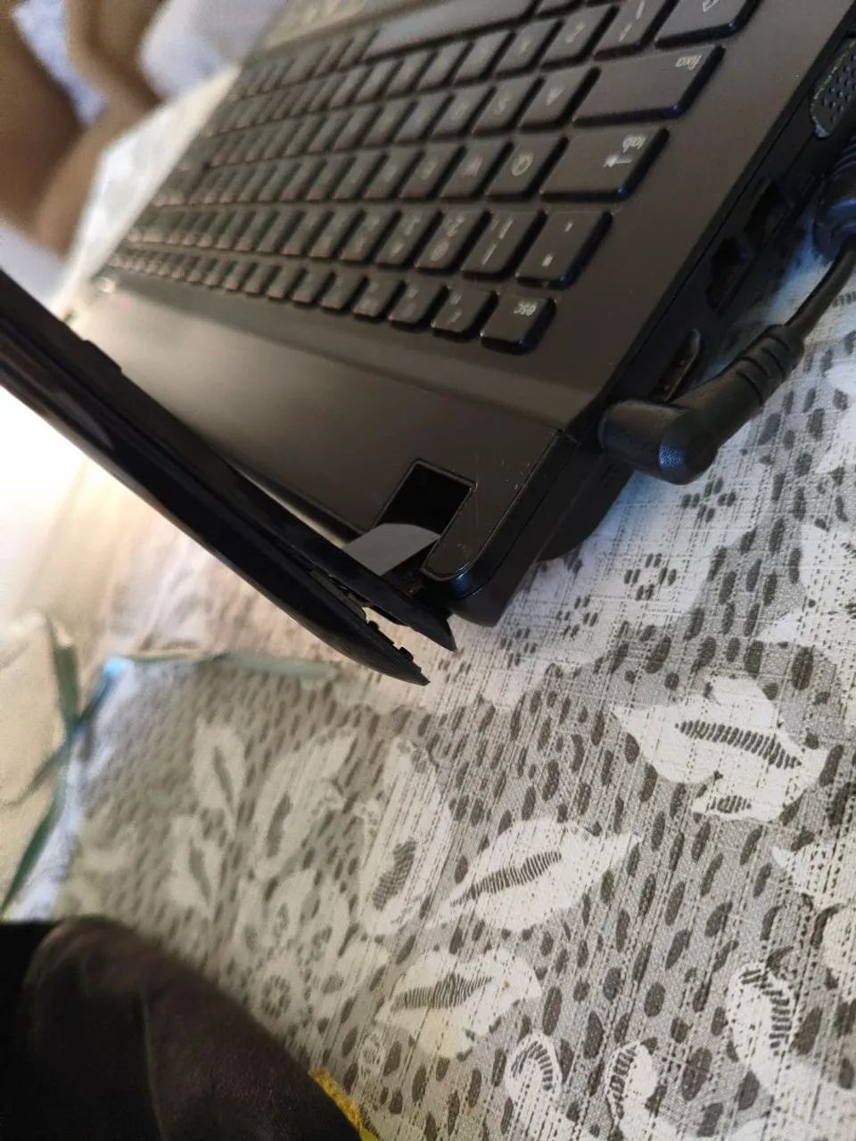 Notebook Cce Win com I5, funcionando porém com a carcaça quebrada - Foto 5
