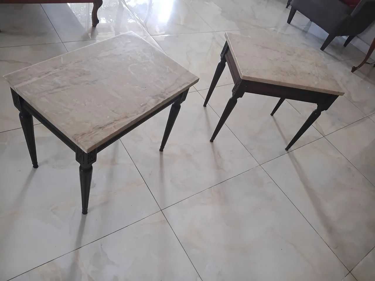 Duas mesinhas laterais - Foto 4