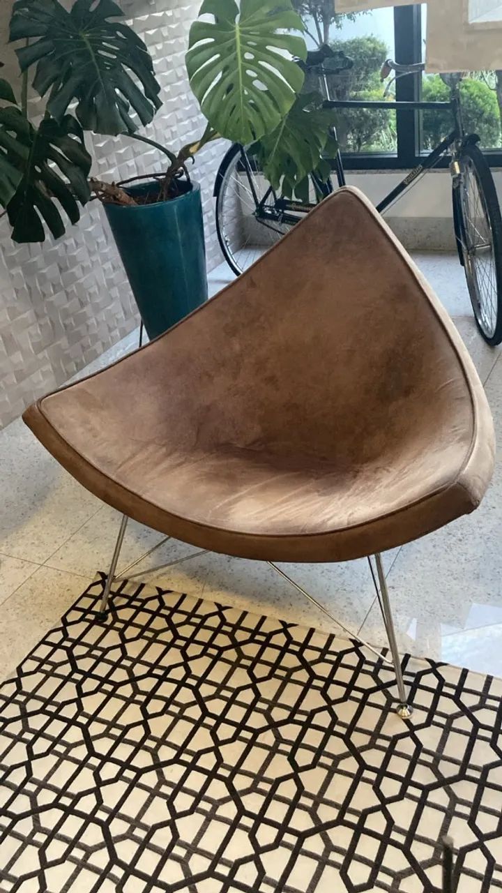 Poltrona Triangular em camurça Marrom