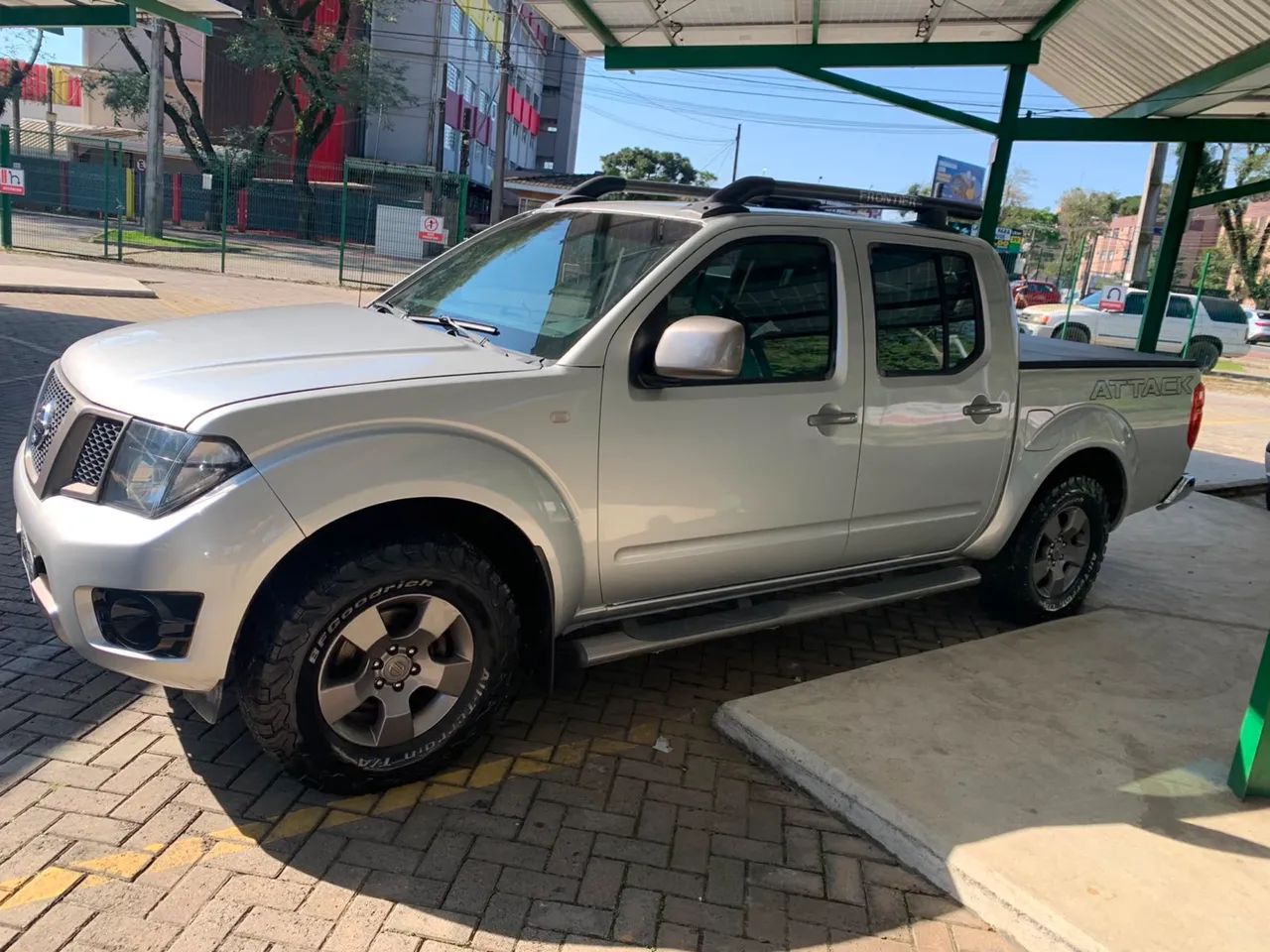 Nissan Frontier Frontier LE CD 4x4 2.5 TB Diesel Aut. 2012