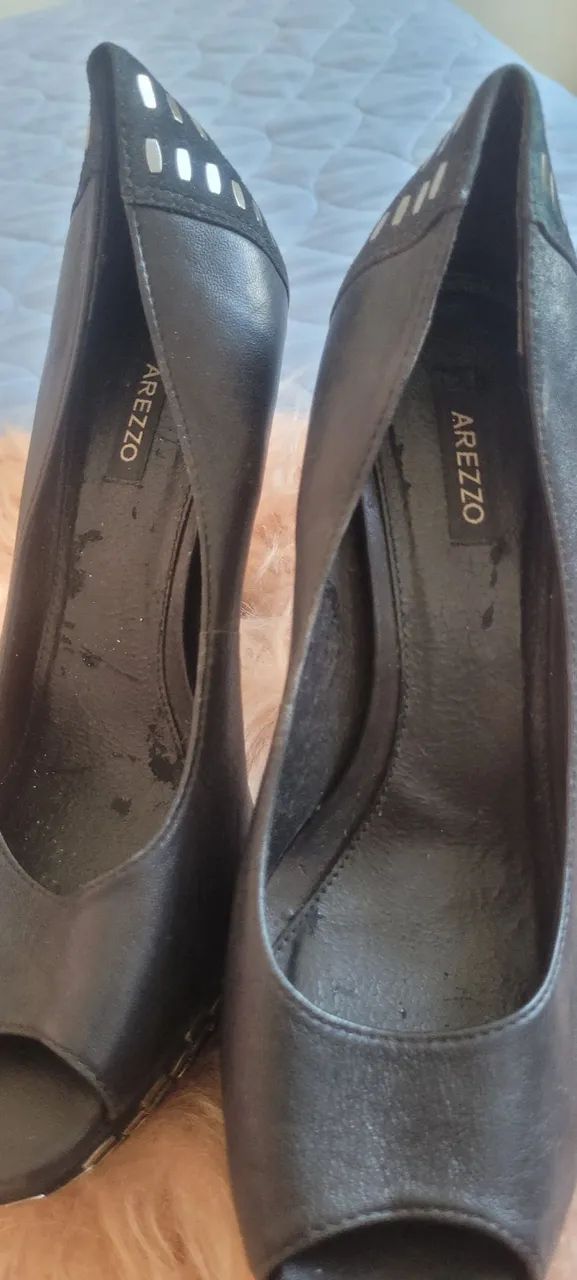 Peep toe preto em couro Arezzo - Foto 3
