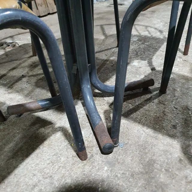 Mesa de Lanchonete Com 4 Cadeiras Usada - Foto 4