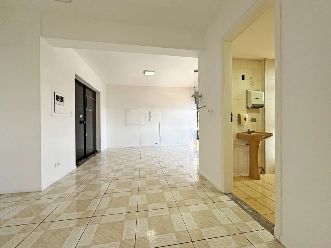 Sala comercial para alugar no Centro Médico Santa Rita em Maringá com recepção, 3 salas e  - Foto 5