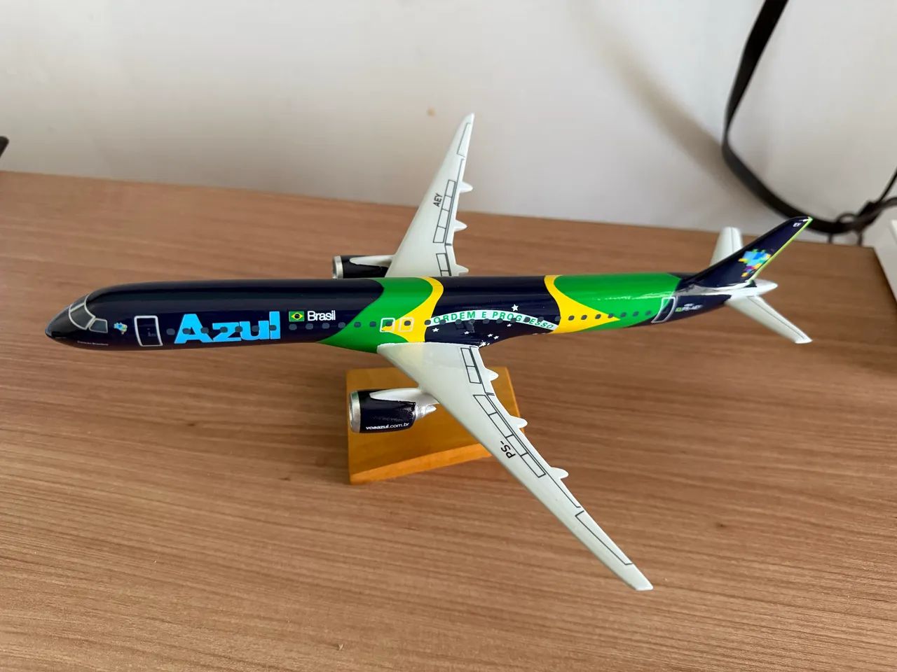 Miniatura Embraer E2 Brasil 28cm