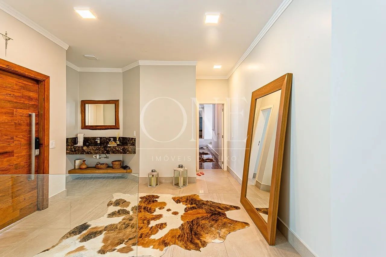 Casa Térrea Sofisticada com 4 Suítes, Piscina com Raia e Área de Lazer Completa - Foto 2