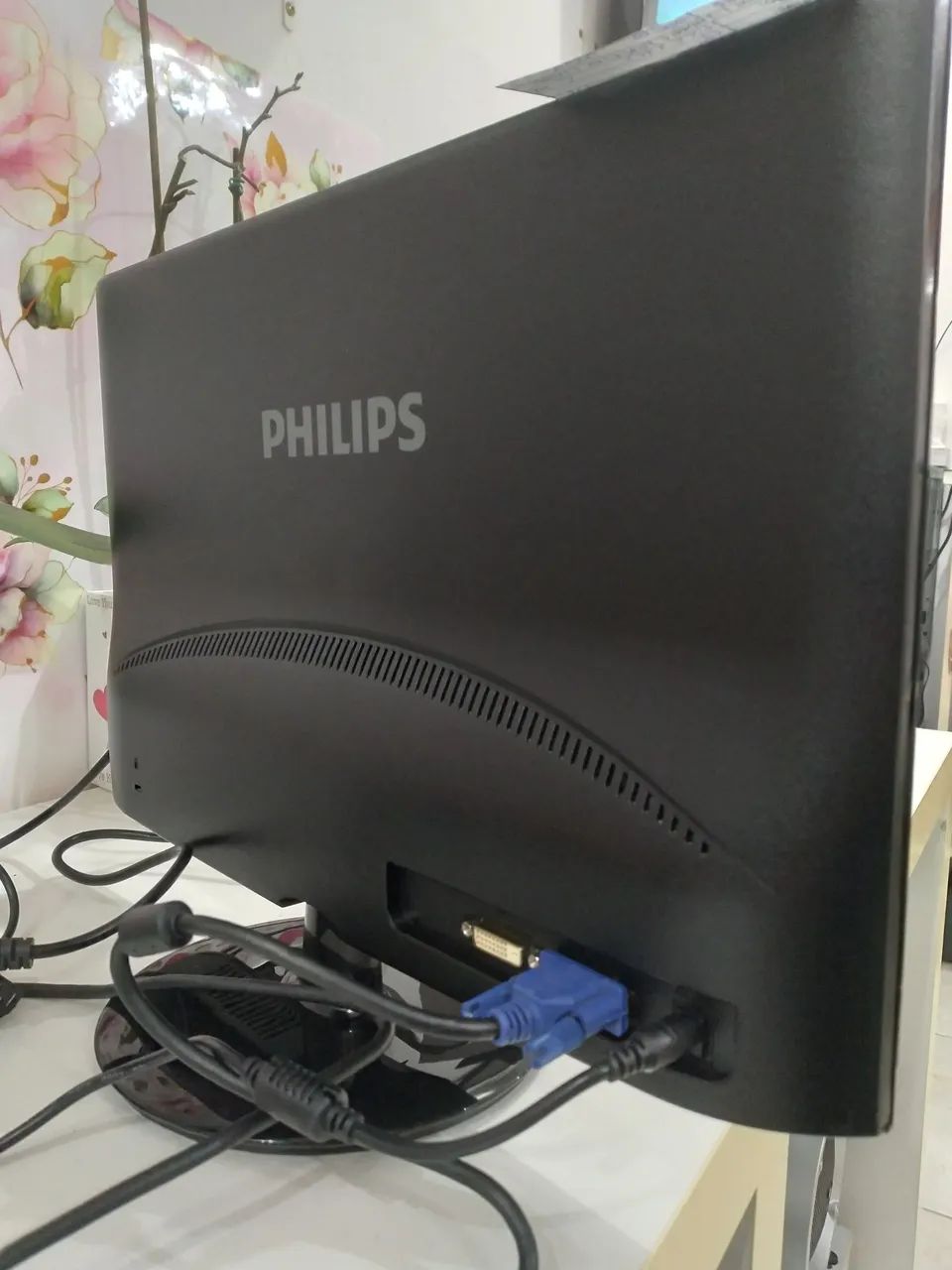 Monitor 19" de led,lindo de imagem, garantia e com os cabos - Foto 3