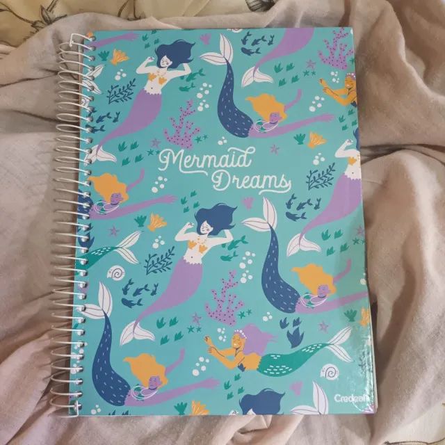 Caderno de 10 matérias, com pauta. Mermaid Dreams, com estampa de sereia.