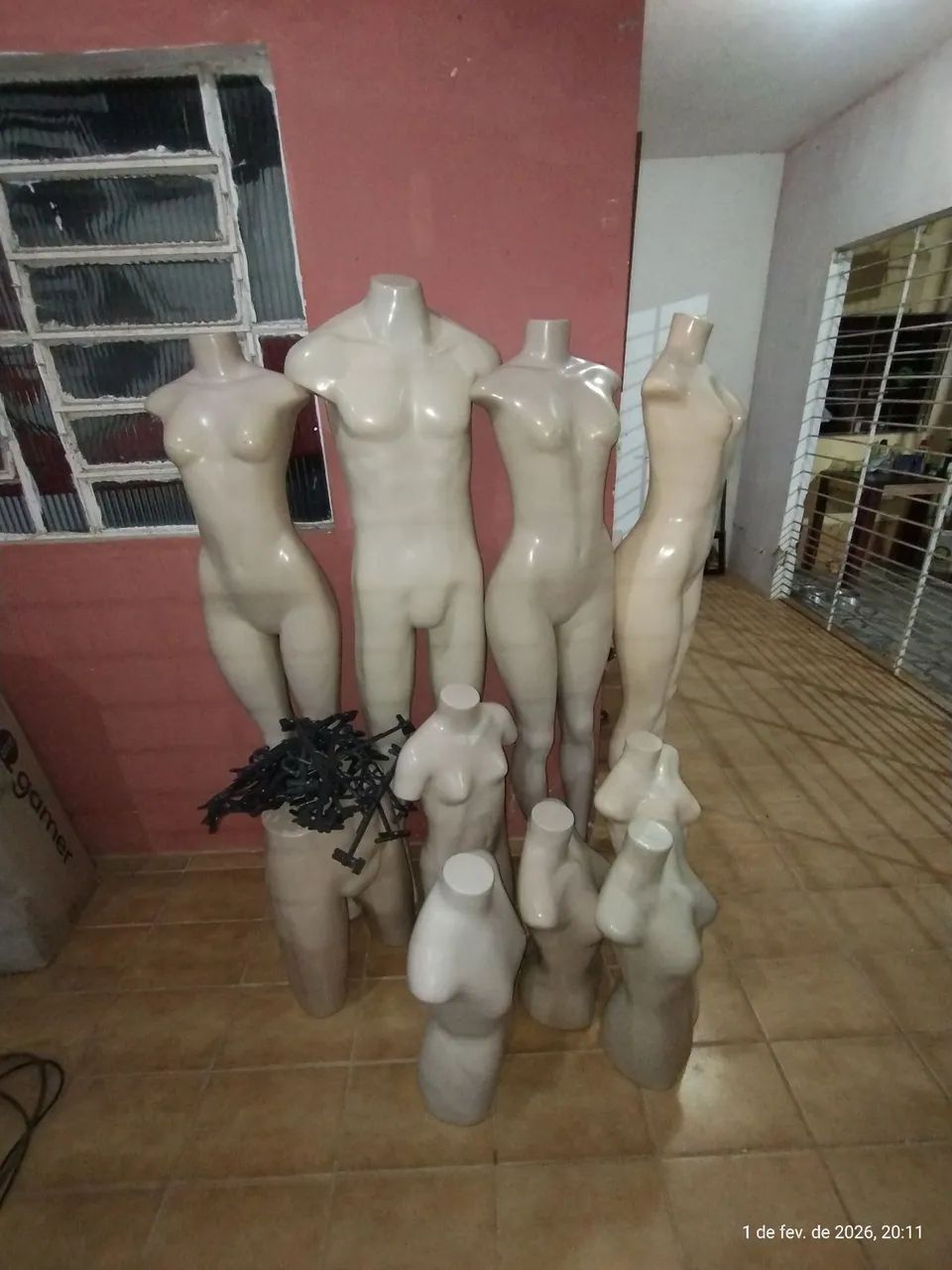 Manequins em excelente estado e cabides - Foto 3