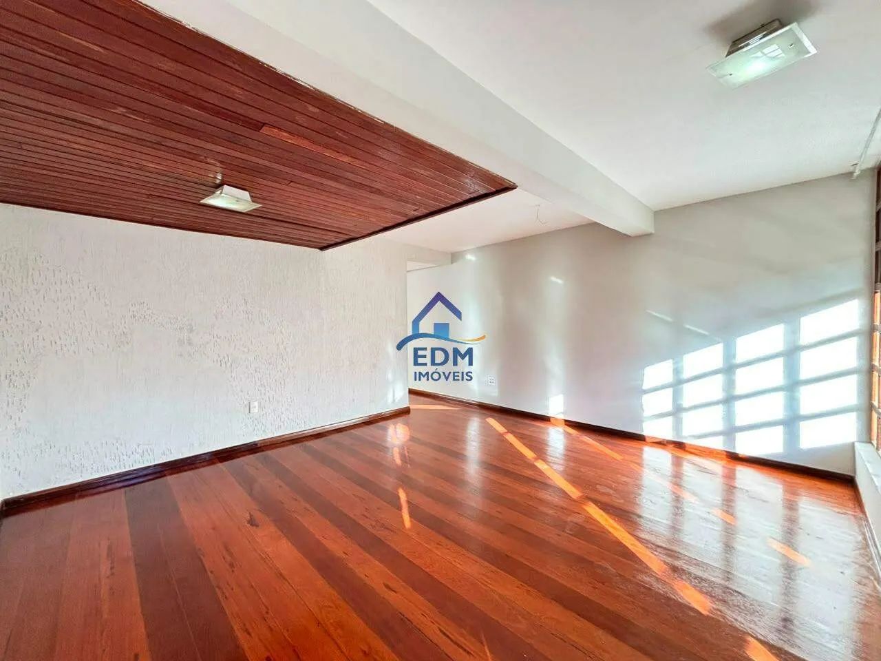 Casa ampla com 3 quartos no Caiçara, BH. - Foto 2
