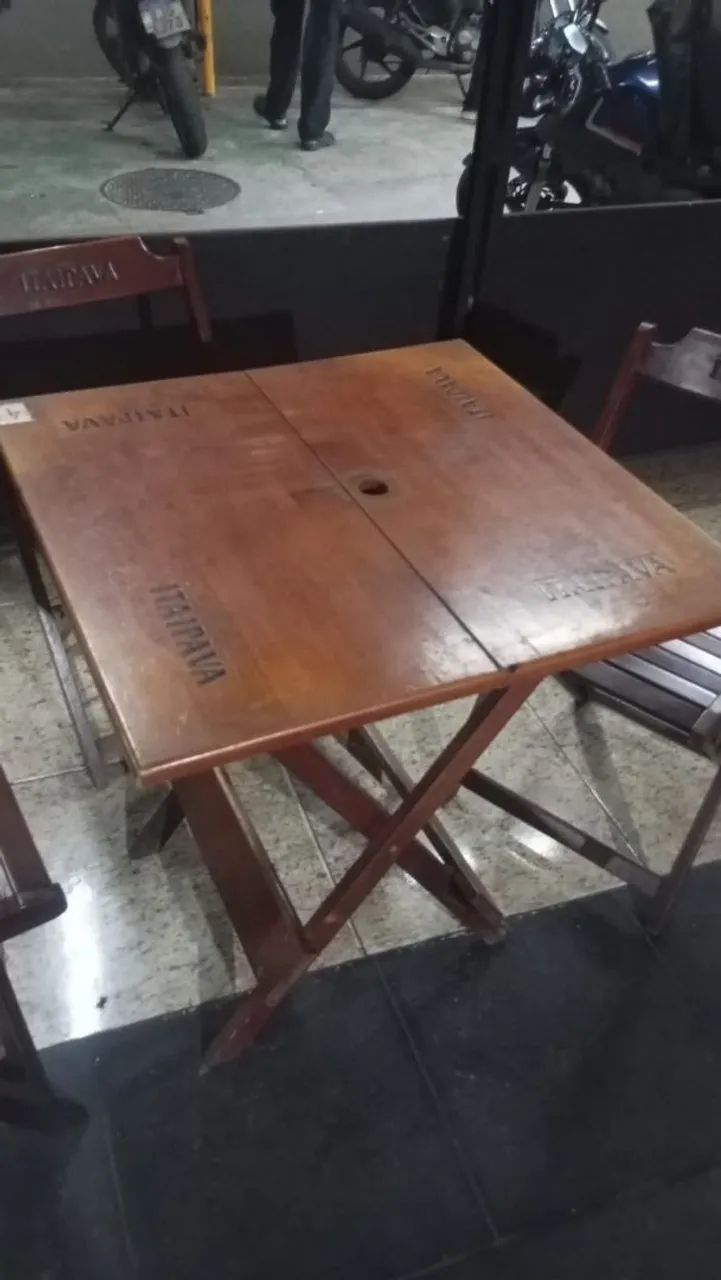 Mesas de madeira para bar com cadeiras. - Foto 2