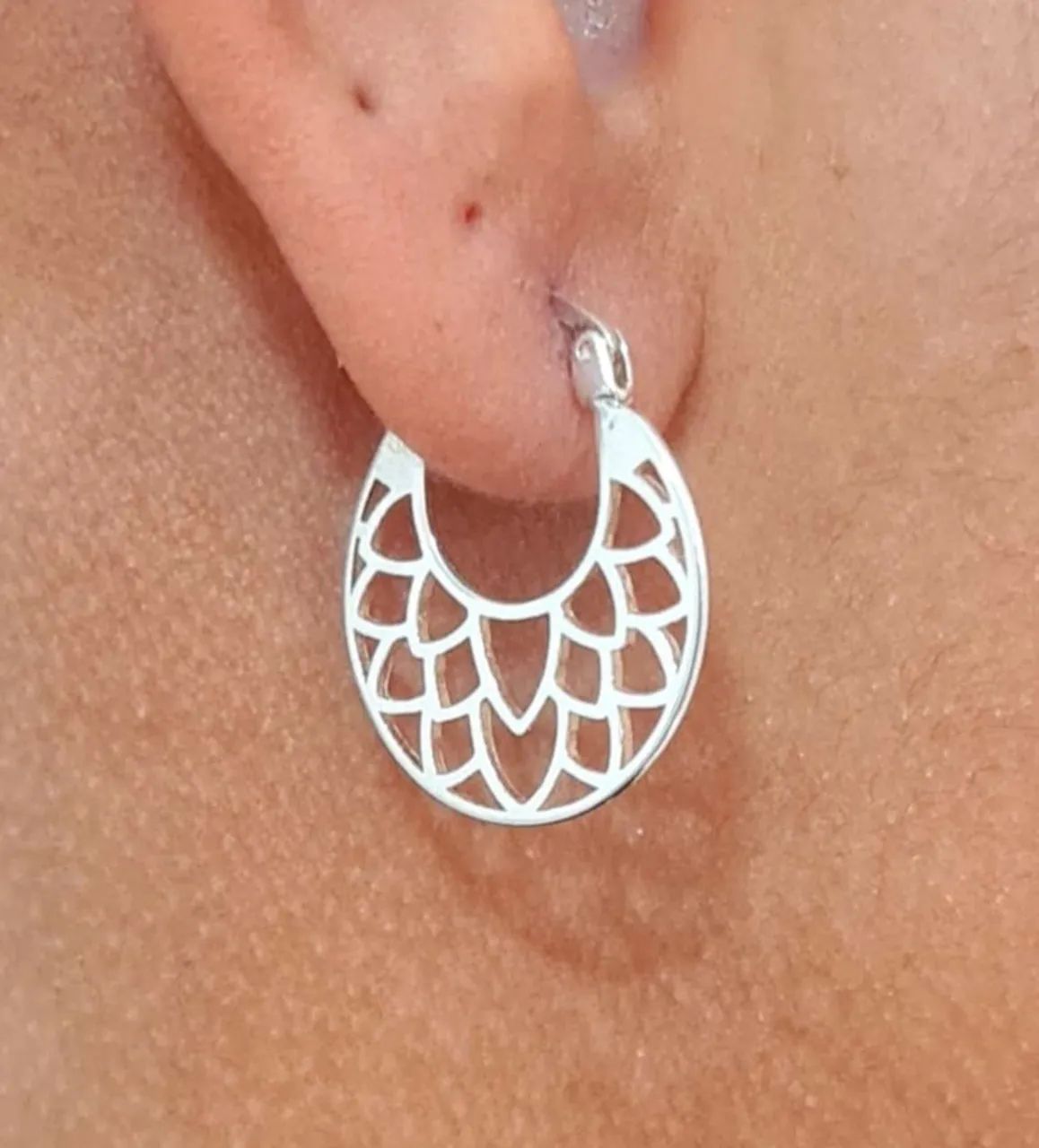 Brincos argola Prata com design floral