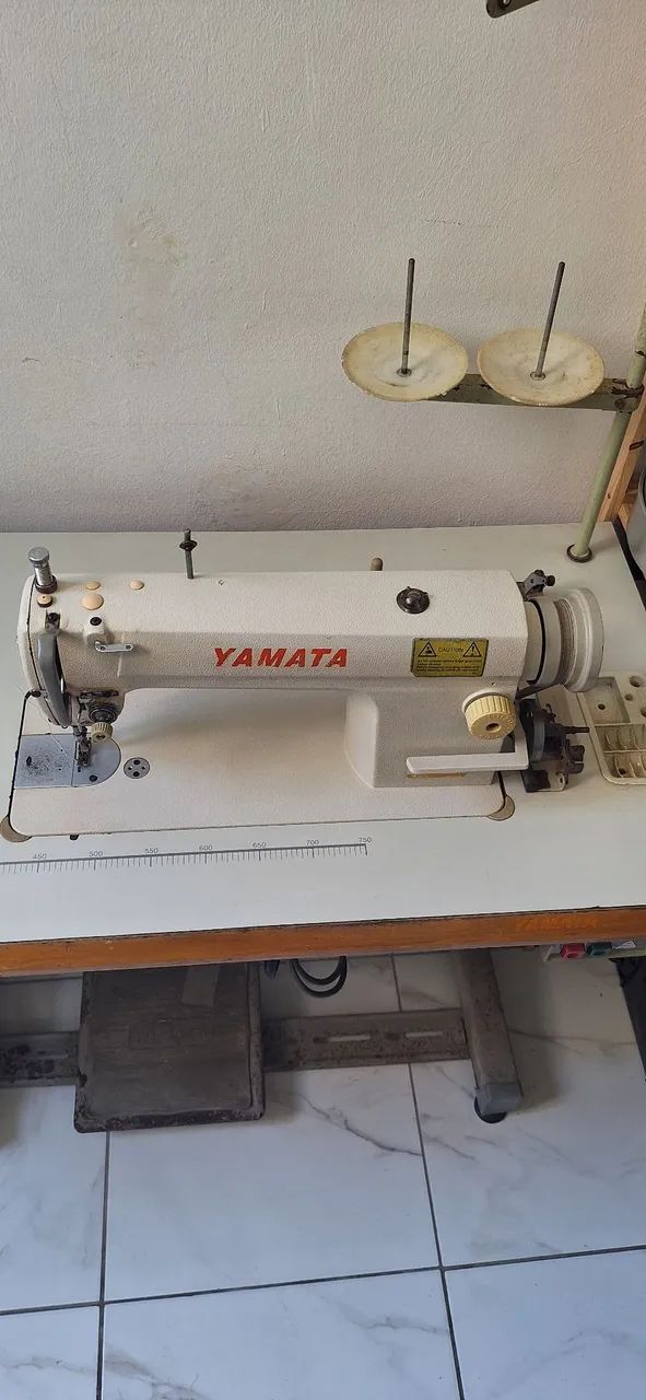 Máquina de Costura Reta Yamata com Bancada