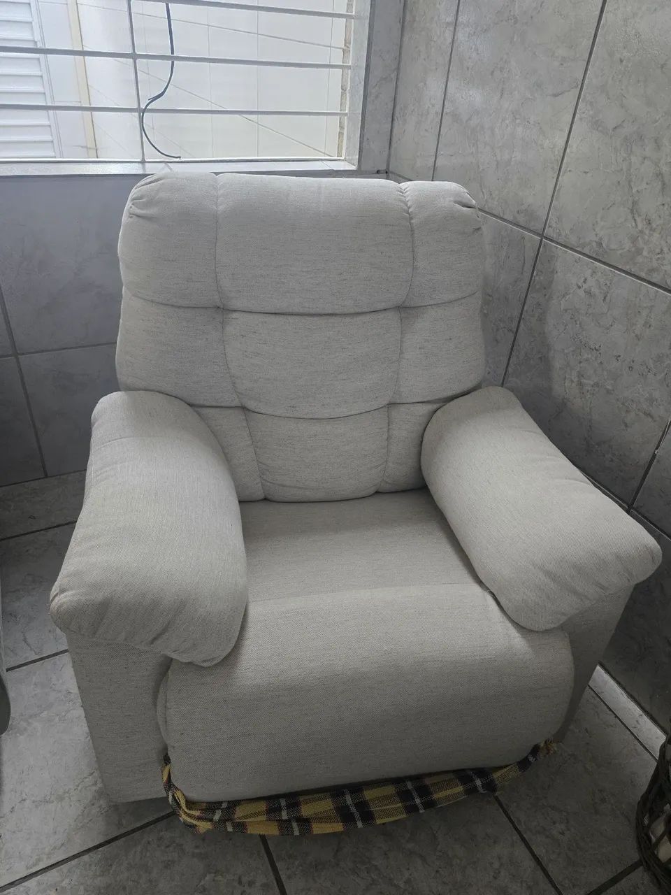 Cadeira de papai giratória em linho