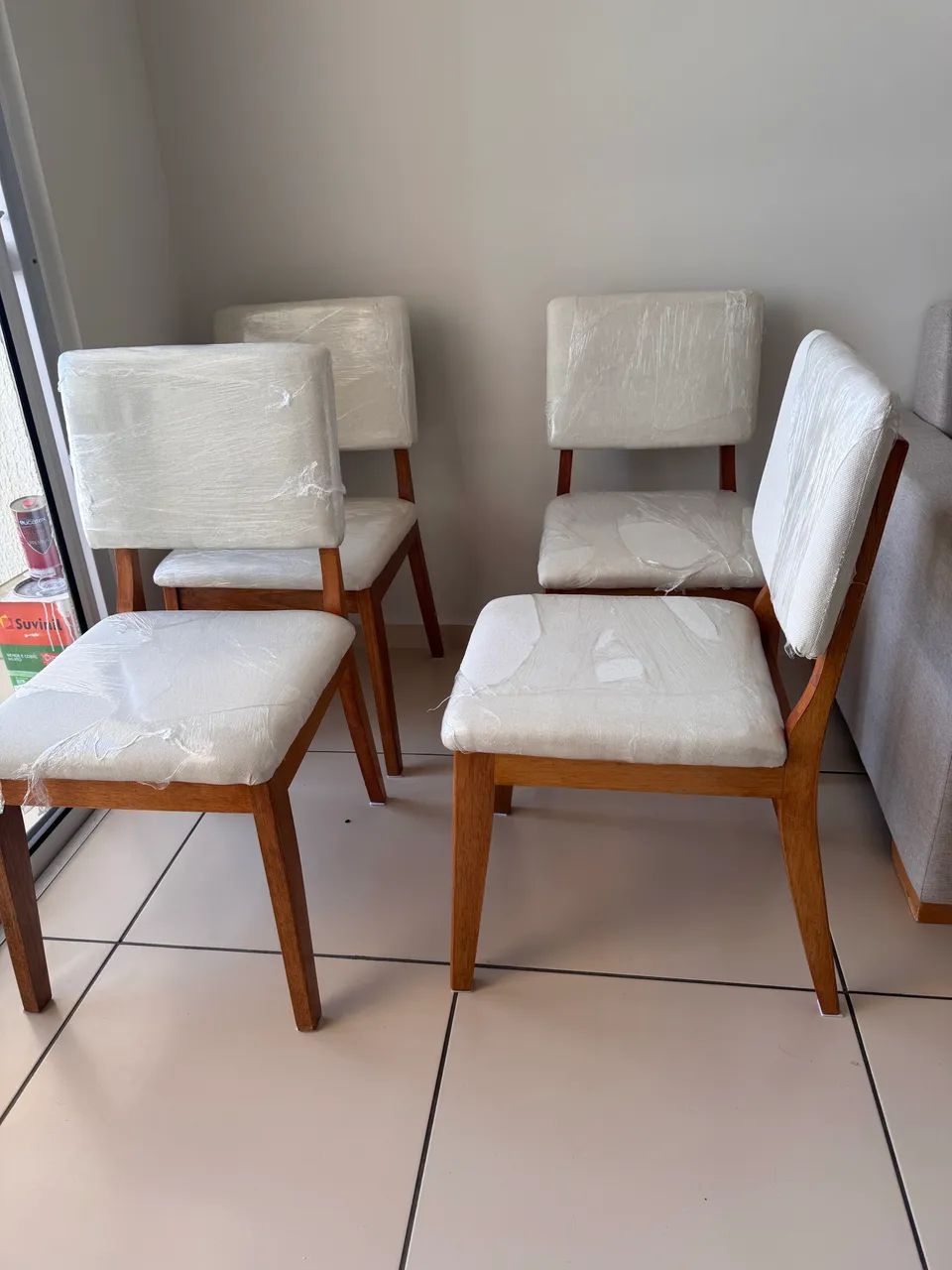 4 cadeiras de madeira com estofado off-white