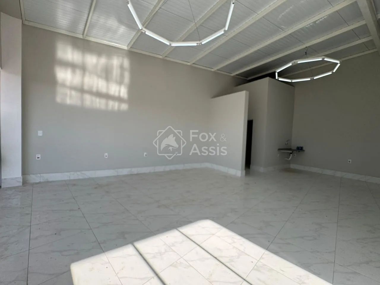 Sala para locação sobre loja!