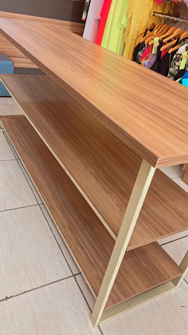 MESA 2 MTS EXPOSITORA MDF COM 2 PRATELEIRAS 