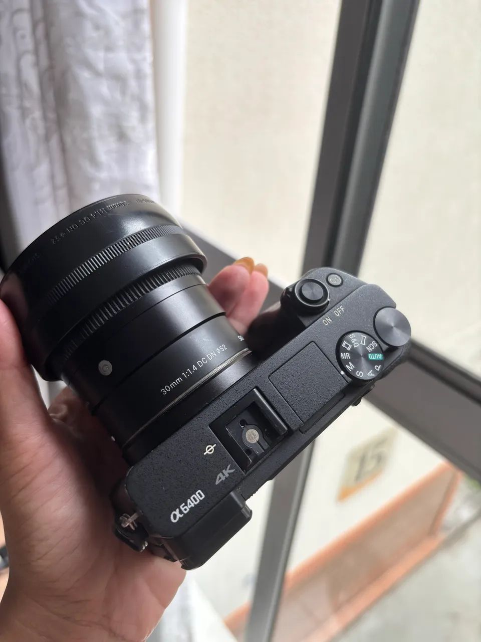 Câmera Sony a6400 + lente 30mm 1.4