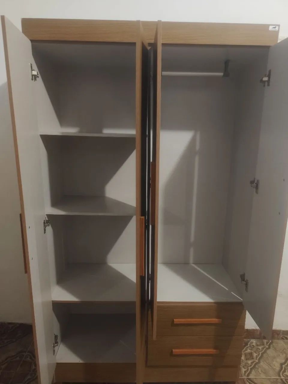 Vendo Guarda roupa com 4 portas e 2 gavetas - Foto 2