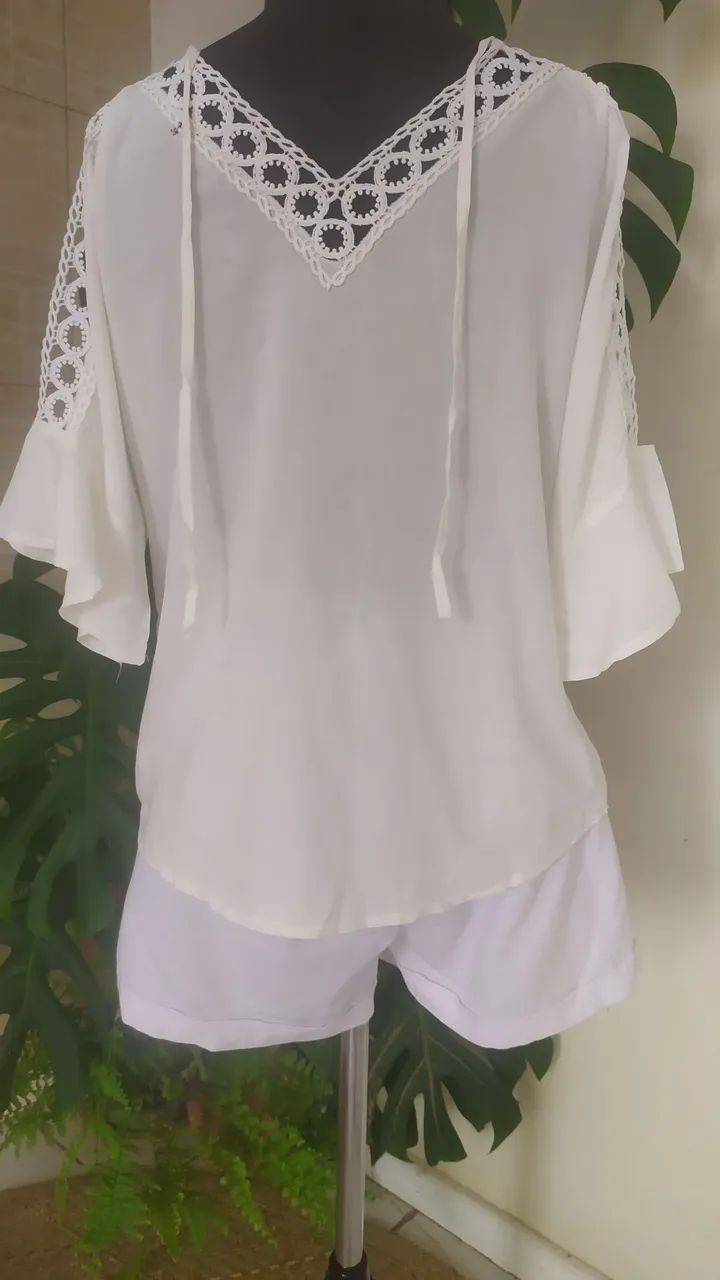 Blusa estilo bata na cor branca com aplicação em gripi  - Foto 2