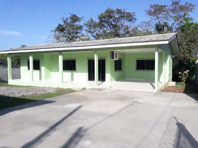 Linda Casa de 160m2, 3 quartos em terreno amplo no Bairro Zerão