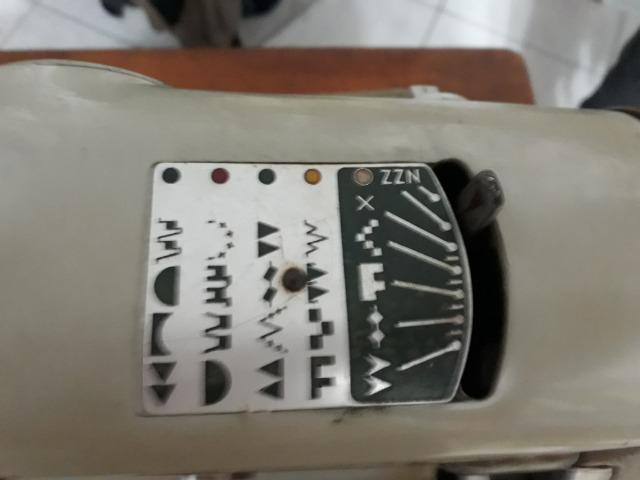 Maquina de costura com motor - Foto 3