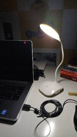 Luminária flexível em Led para mesa