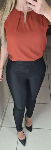 Blusa em crepe com pingente acoplado na cor terracota, belíssima! Tam M - Foto 2