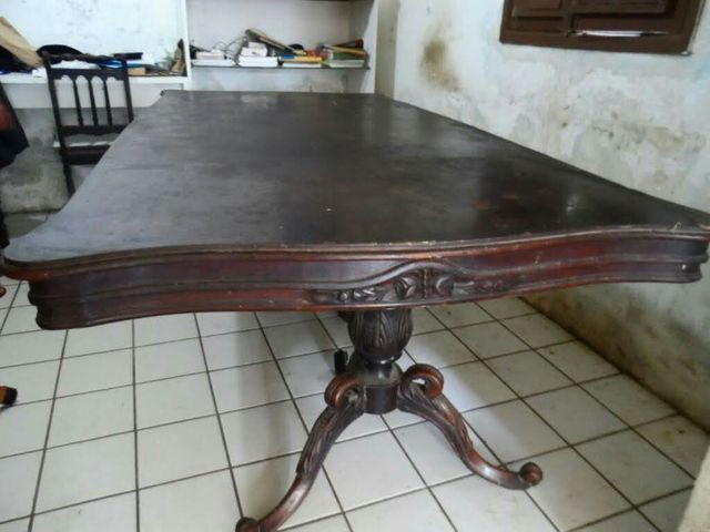 Mesa orignal em madeira maciça