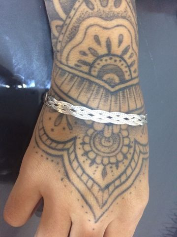Pulseira trançada de prata.