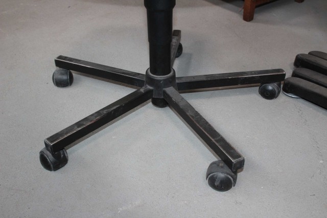 Cadeira de Escritório c/ Rodas em Tecido Cinza 84 cm x 43 cm x 50 cm - Foto 3