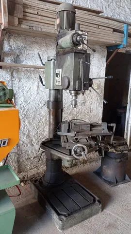 Furadeira de Coluna K-45 Automática, com mesa divisora e morsa.  - Foto 2
