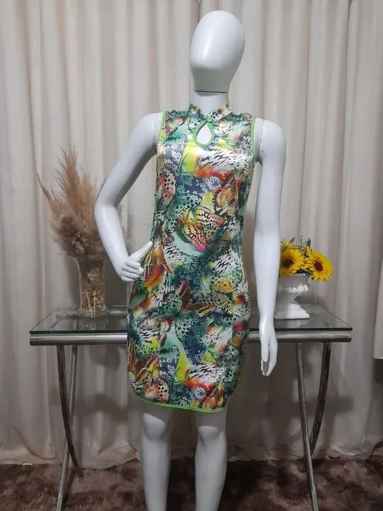 Vestido estilo chinês estampado com elastano e botão. <br>?Tam P<br>?25,00