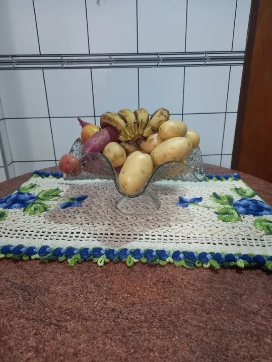 Caminho de mesa de crochê (fio barroco) retangular - cru com flores azuis 51cm x 77cm - Foto 4